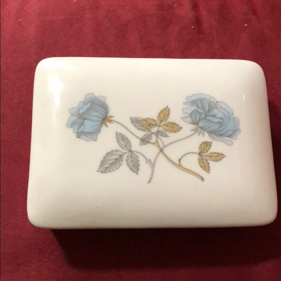 WEDGEWOOD vintage trinket box - Picture 2 of 3